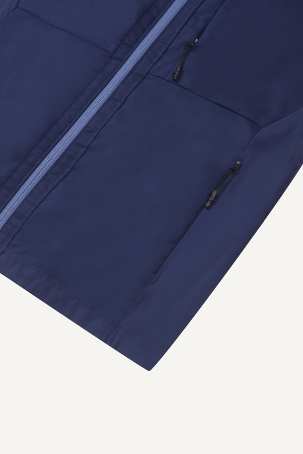 [J3] 쿨링 썬프로텍트 액티브 재킷 2.0은 (네이비) 색상으로, 여름철 워크웨어 및 일상복으로 활용하기 좋은 남녀 공용 자켓입니다. 슬림핏과 테크핏으로 디자인되었으며, 얇고 부드러운 나일론, 폴리우레탄, 폴리에스테르 혼방 소재로 제작되어 시원한 착용감을 선사합니다. 냉감, 흡습, 속건, 통기성, 신축성 기능을 갖춰 활동성을 높였으며, YKK 지퍼, 8개의 포켓, 벨크로 시스템, 행거루프, 겨드랑이 액션 분량, 소매/밑단 접밴드 디테일로 실용성을 더했습니다. 출근룩, 여행룩, 워크샵룩 등 다양한 TPO에 캐주얼, 미니멀, 스포티 스타일로 연출하기 좋습니다.
