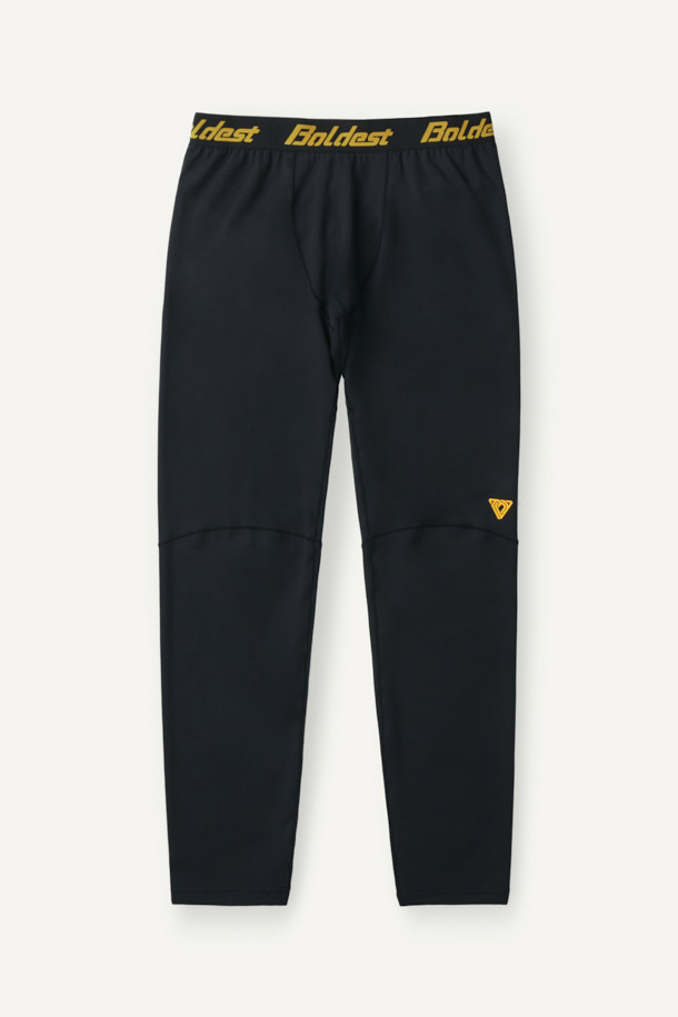 겨울철 스포츠 및 피트니스 활동에 최적화된 윈터 베이스레이어 하의입니다. 뛰어난 보온성과 신축성, 내구성을 갖춘 폴리에스테르 및 스판덱스 혼방 소재로 제작되었습니다. ENGINEERED DIVISION 인체공학 패턴과 메로스티치 봉제 기술을 적용하여 활동성을 높였으며, 부드러운 촉감의 브러시 안감으로 편안한 착용감을 제공합니다. 슬림핏 테크핏 디자인과 E-BAND 밴딩으로 안정적인 착용감을 선사하며, 볼디스트 심볼 로고 프린팅으로 스포티한 스타일을 더했습니다. 피트니스룩 또는 겨울 데일리룩으로 활용하기 좋은 미니멀한 디자인의 긴바지입니다.
