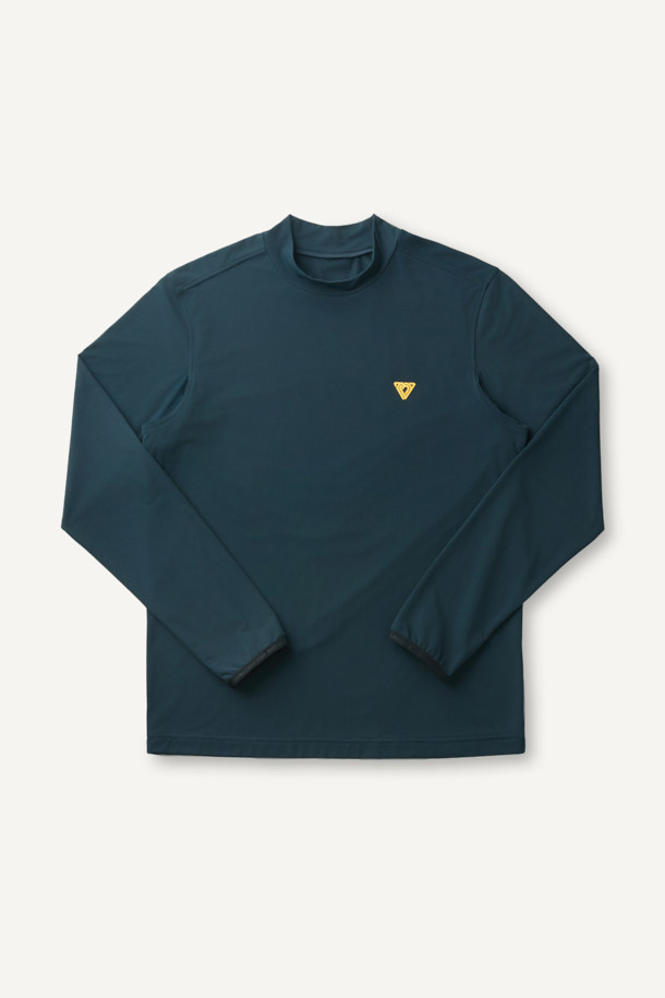 워크 긴팔 모크넥 베이스레이어 V2는 겨울철 워크웨어와 일상에서 활용하기 좋은 남녀 공용 베이스레이어입니다. 네이비 컬러의 무지 디자인으로, 스포티하고 베이직한 스타일을 연출합니다. 두꺼운 두께감의 기모 안감과 부드러운 촉감으로 뛰어난 보온성을 제공하며, 신축성과 내구성을 갖춰 활동성을 높였습니다. 테크핏으로 제작되어 몸에 알맞게 핏되며, 겨드랑이 활동 패턴과 밑단 들림 방지 디테일로 편안한 착용감을 선사합니다. 모크넥 디자인과 긴소매 기장으로 다양한 겨울 데일리룩, 피트니스룩, 출근룩에 활용 가능합니다.
