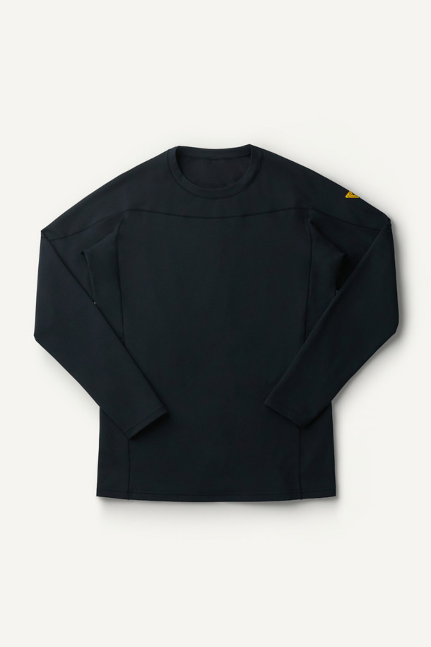 윈터 베이스레이어 상의는 스포츠 및 피트니스 활동에 적합한 남녀 공용 의류입니다. 부드러운 촉감의 폴리에스테르와 스판덱스 혼방 소재로 제작되어 뛰어난 보온성과 신축성, 내구성을 제공합니다. 두꺼운 두께감과 브러시 안감으로 겨울철에도 따뜻하게 착용 가능하며, 메로스티치 봉제와 ENGINEERED DIVISION 인체공학 패턴으로 활동성을 높였습니다. 라운드넥 긴소매 디자인에 무지 블랙 컬러로, 테크핏 핏을 연출하여 스포티하고 미니멀한 스타일을 완성합니다. 피트니스룩, 러닝룩, 겨울 데일리룩 등 다양한 TPO에 활용하기 좋습니다.
