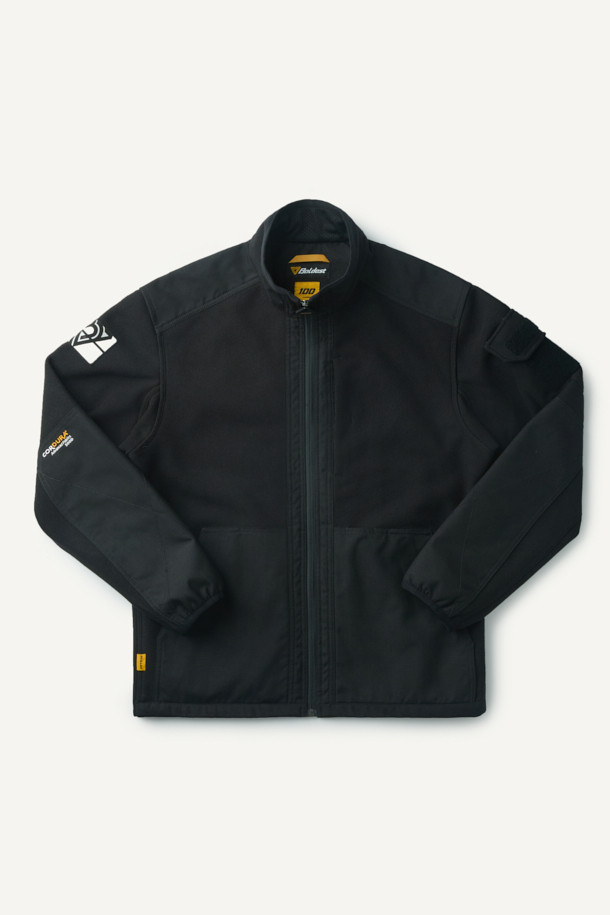 워크 시그니쳐 플리스 재킷 V3는 워크웨어와 일상 착용에 적합한 공용 플리스 재킷입니다. 부드러운 촉감의 플리스 소재와 두꺼운 두께감으로 가을, 겨울철 보온성을 제공하며, 스탠다드핏으로 편안한 착용감을 선사합니다. 블랙 컬러의 무지 디자인에 집업 및 스냅 여밈 방식을 적용하여 실용성을 높였습니다. 코듀라 500D 원단 덧댐, 허니콤 조직 본딩, YKK 스냅/지퍼, 총 6개의 포켓, 겨드랑이 액션분량, 목/소매 접밴드 등의 디테일로 내구성과 방수 기능을 더했습니다. 캐주얼, 스포티, 워크웨어 스타일을 아우르며 겨울 데일리룩, 산책룩, 워크샵룩에 활용하기 좋습니다.
