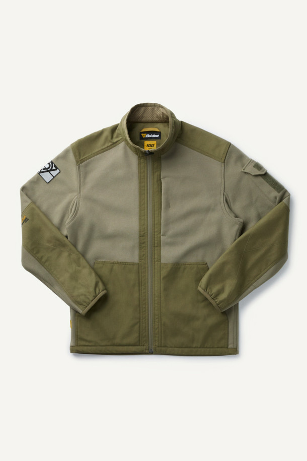 워크 시그니쳐 플리스 재킷 V3는 일상, 워크웨어, 아웃도어 활동에 적합한 플리스 재킷입니다. 카키와 올리브 두 가지 색상으로 출시되었으며, 가을과 겨울에 따뜻하게 착용할 수 있습니다. 부드러운 촉감의 허니콤 조직 본딩 플리스 소재를 사용하고, 내구성을 높이기 위해 코듀라 500D 원단을 덧대었습니다. 스탠다드핏으로 제작되었으며, YKK 스냅/지퍼와 총 6개의 포켓으로 실용성을 더했습니다. 가을 나들이룩, 캠핑룩, 겨울 데일리룩 등 다양한 스타일에 캐주얼, 스포티 무드로 연출하기 좋습니다.
