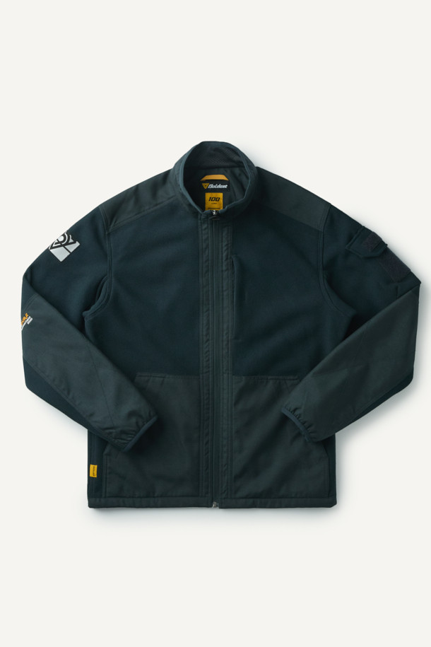 워크 시그니쳐 플리스 재킷 V3는 가을, 겨울 시즌에 따뜻하게 착용할 수 있는 플리스 재킷입니다. 일상, 워크웨어, 아웃도어 활동에 적합하며, 캐주얼, 스포티한 스타일을 연출할 수 있습니다. 부드러운 촉감의 플리스 소재와 내구성이 뛰어난 코듀라 500D 원단 덧댐으로 제작되었습니다. 허니콤 조직 본딩 플리스, YKK 스냅/지퍼, 총 6개의 포켓, 겨드랑이 액션 분량, 목/소매 접밴드 처리 등 다양한 기능성 디테일이 돋보입니다. 스탠다드핏의 블랙 컬러 무지 디자인으로, 겨울 데일리룩, 워크샵룩, 캠핑룩 등 다양한 TPO에 활용하기 좋습니다.
