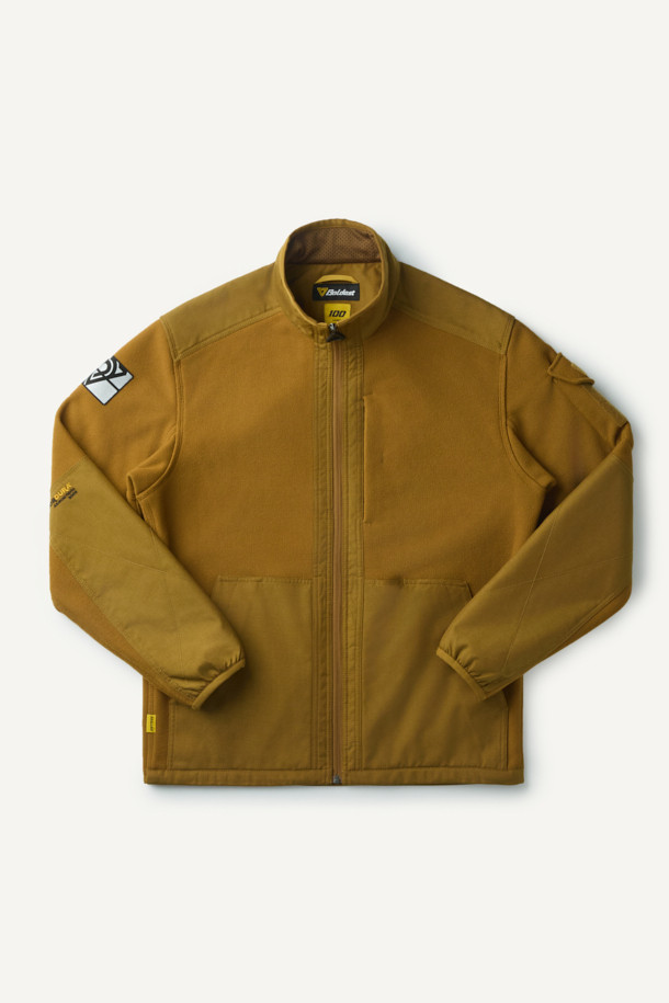 워크 시그니쳐 플리스 재킷 V3는 일상과 워크웨어 스타일을 아우르는 공용 플리스 재킷입니다. 부드러운 촉감의 허니콤 조직 본딩 플리스와 코듀라 500D 원단 덧댐으로 보온, 내구성, 방풍 기능을 갖춰 가을, 겨울철에 착용하기 좋습니다. 스탠다드핏에 지퍼와 스냅 여밈 방식을 적용했으며, 총 6개의 포켓과 겨드랑이 액션 분량, 목/소매 접밴드 처리로 활동성을 높였습니다. 브라운 컬러의 무지 디자인으로 캐주얼, 워크웨어, 스포티한 스타일을 연출할 수 있으며, 겨울 데일리룩, 산책룩, 캠핑룩에 적합합니다.
