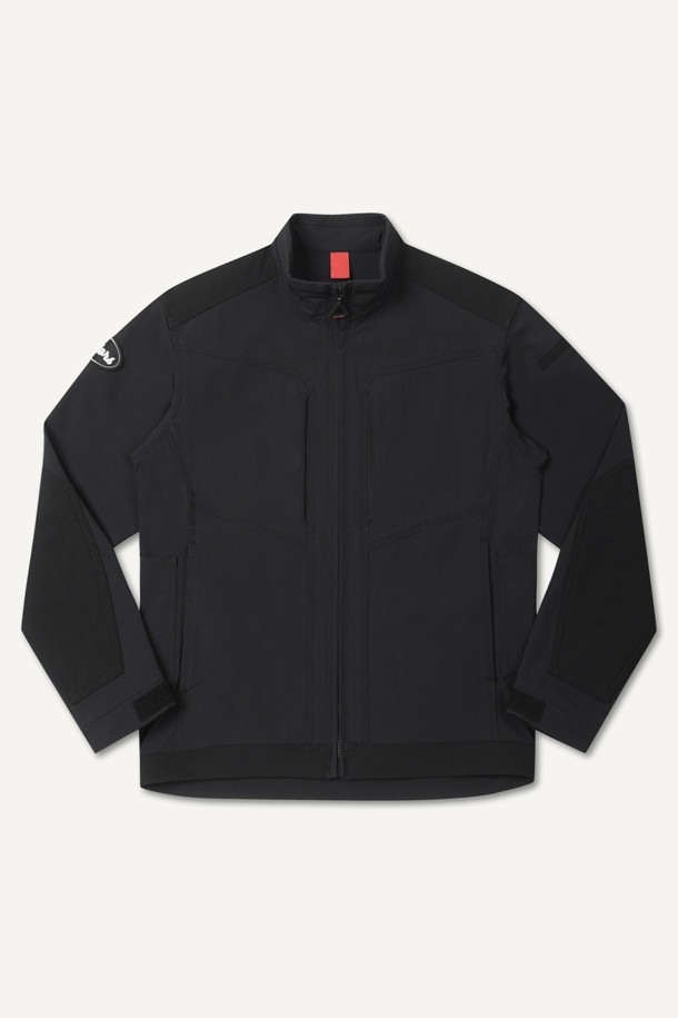 워크 스크래치 프리 우븐 재킷은 남성을 위한 스탠다드핏 워크 재킷입니다. 블랙 색상의 무지 디자인으로, 작업용 및 일상용으로 착용하기 좋습니다. 봄, 가을, 겨울 계절에 적합하며, 지퍼와 스냅으로 여밈이 가능합니다. 나일론과 스판덱스 혼방 소재로 제작되어 활동성과 내구성을 높였으며, 10개의 포켓 시스템과 스크래치 방지 설계, 겨드랑이 액션분량 설계로 실용성을 더했습니다. YKK 스냅/지퍼를 사용하여 품질을 높였으며, 스트레치 기능과 뛰어난 수납성, 내구성을 자랑합니다. 출근룩, 여행룩, 캐주얼, 미니멀 스타일을 즐기는 분들께 추천합니다.
