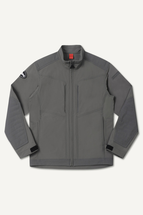 워크 스크래치 프리 우븐 재킷은 남성용 워크 자켓입니다. 그레이 컬러에 스포티하고 캐주얼한 스타일을 더했으며, 봄, 가을, 겨울 3계절 착용이 가능합니다. 나일론과 스판덱스 혼방 소재로 제작되어 활동성과 내구성을 높였으며, 스탠다드 핏으로 편안하게 착용할 수 있습니다. 겨드랑이 액션 분량, 10개 포켓 시스템, 스크래치 방지 설계, YKK 스냅/지퍼 사용으로 기능성을 더해 작업용 및 일상복으로 활용하기 좋습니다. 출근룩, 워크샵룩, 가을 나들이룩 등 다양한 TPO에 캐주얼하고 미니멀한 워크웨어 스타일을 연출해보세요.
