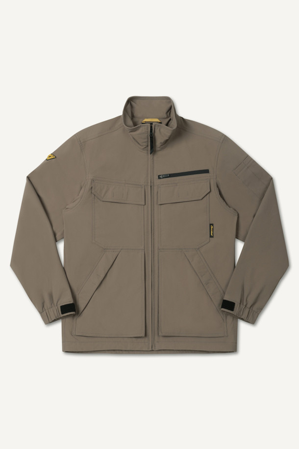 안티케미컬 재킷은 작업용, 일상에서 활용 가능한 워크웨어 스타일의 남성 자켓입니다. 카키 색상에 무지 디자인으로, 스탠다드핏의 레귤러 기장으로 제작되었습니다. 지퍼, 스냅, 벨크로 여밈 방식을 갖췄으며, 뛰어난 발수, 방수, 내화학 기능과 재귀반사 기능을 제공합니다. 11개의 포켓 시스템, 펜꽂이 포켓, 액션 분량, 화학물질 보호 기능, YKK 스냅/지퍼 디테일이 특징이며, 출근룩, 워크샵룩, 가을 나들이룩에 적합합니다. 부드러운 촉감의 나일론 소재로 제작되어 미니멀하고 캐주얼한 스타일을 연출합니다.
