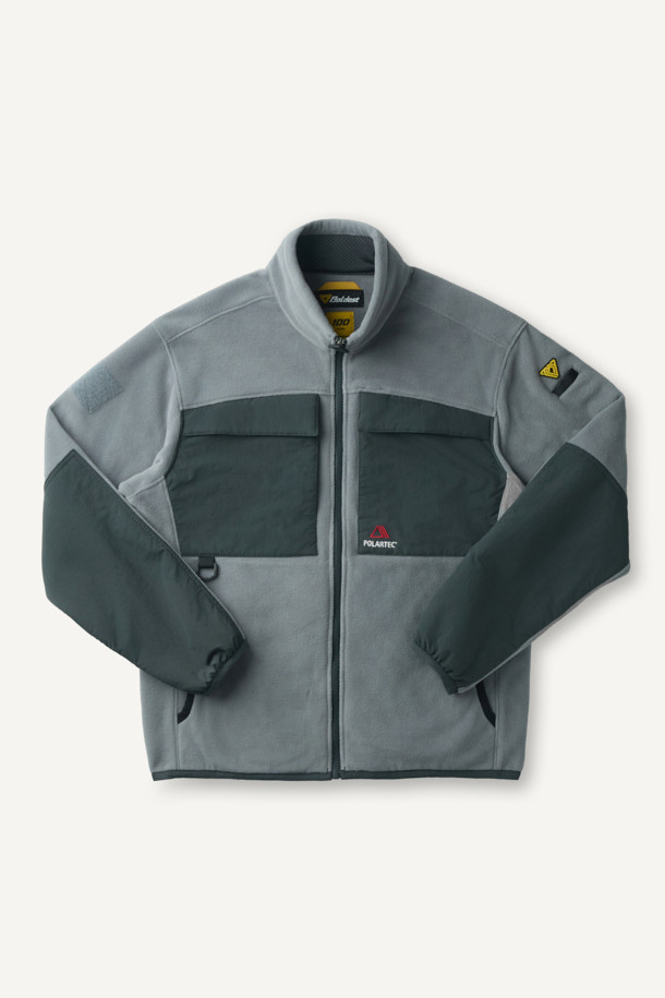 워크 미드레이어 폴라텍 플리스 재킷 V3는 일상, 작업 및 아웃도어 활동에 적합한 남녀 공용 플리스 재킷입니다. 부드러운 촉감의 폴라텍 소재와 나일론 소재를 혼방하여 보온성, 통기성, 속건 기능, 그리고 내구성을 갖췄습니다. 스탠다드핏의 레귤러 기장으로, 그레이 및 다크 그레이 색상으로 제공되며, 지퍼 및 스냅 여밈 방식에 총 9개의 포켓을 구성하여 실용성을 더했습니다. 마찰 부위 덧댐 처리, YKK 스냅/지퍼, 벨크로, D링 다용도 고리 등 다양한 디테일이 돋보이며, 등산룩, 캠핑룩, 출근룩 등 다양한 TPO에 캐주얼, 스포티, 워크웨어 스타일로 활용하기 좋습니다.
