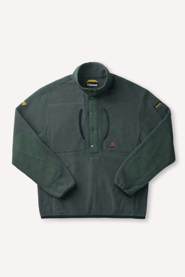 폴라텍 플리스 아노락 재킷은 가볍고 부드러운 착용감으로 일상과 아웃도어 활동 모두에 적합합니다. 간절기와 겨울철에 활용하기 좋은 얇은 두께의 컴포트핏 재킷이며, 그린 컬러의 무지 디자인으로 다양한 스타일 연출이 용이합니다. 하이넥 디자인과 가슴 상단 포켓, 왼쪽 소매 펜 포켓, 팔꿈치 덧댐 등의 디테일이 돋보입니다. 보온, 통기, 흡습, 속건 기능으로 쾌적함을 유지하며, 등산룩, 겨울 데일리룩, 캠핑룩 등 다양한 TPO에 활용하기 좋습니다. 스포티, 캐주얼, 고프코어 스타일을 즐기는 분들께 추천합니다.
