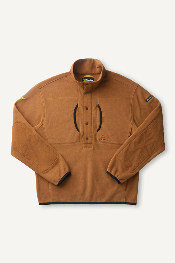 폴라텍 플리스 아노락 재킷은 아웃도어 활동과 일상에서 모두 활용 가능한 남녀 공용 아노락입니다. 가을, 겨울 시즌에 적합하며, 브라운 컬러의 무지 디자인으로 스포티하면서도 캐주얼한 스타일을 연출할 수 있습니다. 두꺼운 두께감의 폴라텍, 나일론 소재를 사용하여 부드러운 촉감과 뛰어난 보온성, 통기성, 속건성을 제공합니다. 컴포트 핏에 하이넥 디자인, 스냅 여밈 방식으로 편안하게 착용할 수 있으며 팔꿈치 덧댐, 가슴 포켓, 펜 포켓 등의 디테일로 실용성을 더했습니다. 등산룩, 가을 나들이룩, 겨울 데일리룩 등 다양한 TPO에 맞춰 스포티, 캐주얼, 고프코어 스타일을 연출해 보세요.
