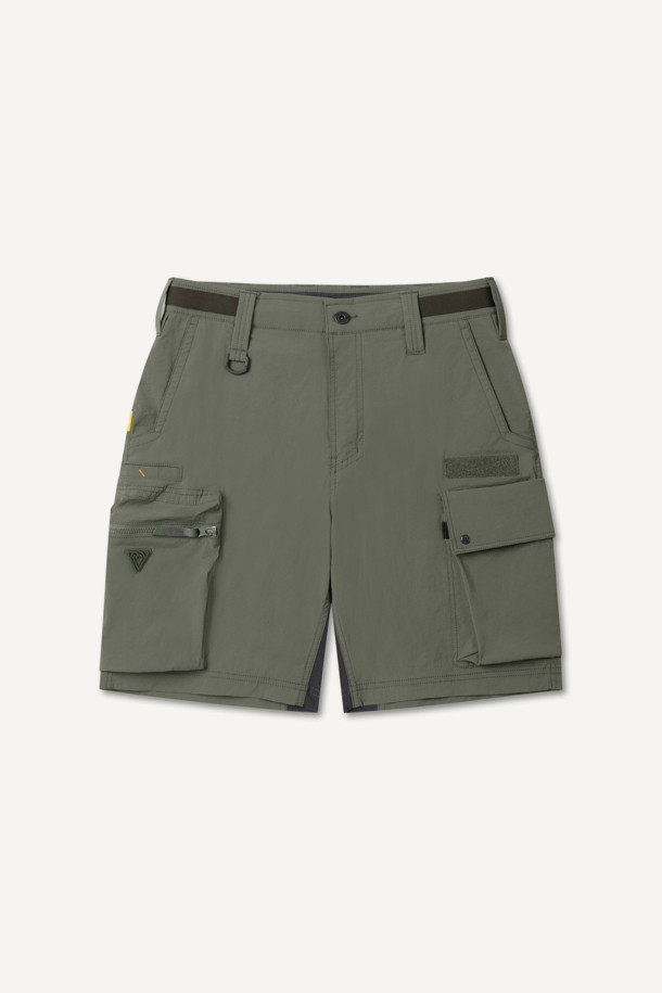 액티브 하프 팬츠 V2는 아웃도어 활동과 일상생활 모두에 적합한 공용 반바지입니다. 카키 색상으로, 여름철 시원하게 착용할 수 있도록 얇고 부드러운 나일론 스판덱스 혼방 소재를 사용했습니다. 흡습속건, 통기성, 신축성 기능을 갖춰 활동성을 높였으며, 컴포트핏으로 편안한 착용감을 제공합니다. 7개의 포켓과 YKK 지퍼, D링, 파우치 호환 기능으로 수납력을 강화했으며, 스트레치 우븐 에어리도트 소재 배색으로 디자인 포인트를 더했습니다. 여행, 휴가, 등산 등 다양한 TPO에 스포티, 캐주얼, 고프코어 스타일로 연출하기 좋습니다.
