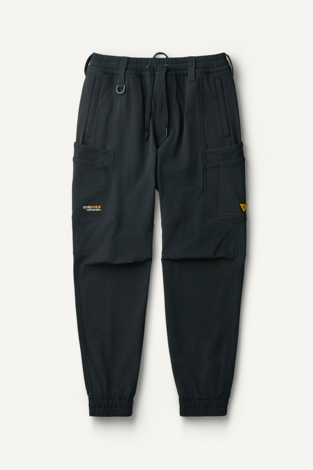 워크 액티브 에센셜 윈터 조거 팬츠는 겨울철 워크웨어와 일상복으로 활용하기 좋은 조거 팬츠입니다. 블랙 컬러의 무지 디자인으로 어떤 스타일에도 쉽게 매치할 수 있으며, 코듀라와 플리스 소재를 사용하여 뛰어난 내구성과 보온성을 제공합니다. 컴포트핏 조거 스타일로 편안한 착용감을 선사하며, YKK 지퍼, 허리 스트링, D링 벨트고리, 다양한 포켓, 무릎 및 오금 입체 절개, 브랜드 와펜 등 디테일한 기능과 디자인을 더했습니다. 출근룩과 캠핑룩은 물론, 캐주얼, 미니멀, 스포티 등 다양한 스타일을 즐기는 분들께 추천합니다.
