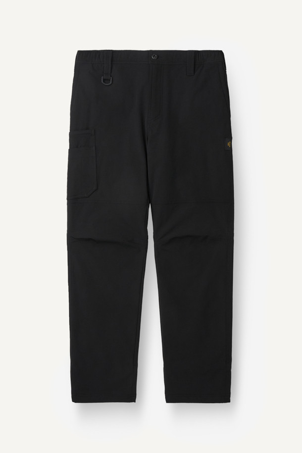 **에센셜 윈터 기모 팬츠 V2 (옥타)**는 일상과 워킹, 출근룩에 모두 활용 가능한 남녀 공용 기모 팬츠입니다. 블랙 색상으로 출시되었으며, 스포티, 캐주얼, 미니멀 스타일을 연출하기 좋습니다. 나일론과 스판덱스 혼방 소재로 제작되어 편안한 컴포트핏을 제공하며, 두꺼운 두께감으로 겨울철 보온성을 높였습니다. 옥타(OCTA) 안감과 기모 안감, 흡습속건, 통기, 경량 기능으로 쾌적한 착용감을 선사합니다. YKK 지퍼, D링 고리, 사이드 포켓, 카고 포켓, 펜슬 홀더, 행거 루프 등 실용적인 디테일을 더했습니다.
