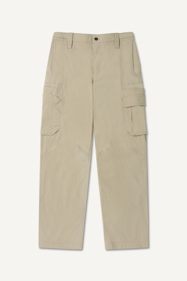 라이트워크 코듀라립 팬츠는 일상과 워크웨어 스타일을 모두 만족시키는 남성용 워크 팬츠입니다. 베이지 컬러의 무지 디자인으로, 봄, 여름, 가을 3계절 모두 활용 가능하며, 캐주얼 및 스포티한 무드를 연출합니다. 코듀라 및 나일론 소재를 사용하여 내구성이 뛰어나고, 얇은 두께감으로 편안한 착용감을 제공합니다. 허리 스트레치 밴딩, YKK 지퍼, 10개의 포켓, 더블 스티치, 립스탑 원단, WR 코팅 등 다양한 기능과 디테일을 갖춰 출근룩과 워크샵룩에 적합합니다. 컴포트 핏으로 편안하게 착용 가능하며, 미니멀하고 세련된 워크웨어 스타일을 완성해 보세요.
