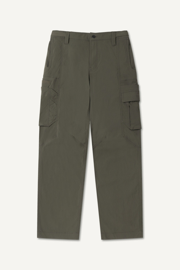 라이트워크 코듀라립 팬츠는 일상과 워크 활동에 적합한 남녀 공용 긴바지입니다. 카키와 올리브 두 가지 컬러로 제공되며, 코듀라, 나일론, 스판덱스 혼방의 립스탑 원단을 사용하여 내구성과 신축성, 생활 방수 기능을 갖췄습니다. 허리 스트레치 밴딩으로 편안한 착용감을 제공하며, 컴포트핏과 레귤러핏 두 가지 핏으로 만나보실 수 있습니다. 10개의 포켓과 YKK 지퍼, 더블 스티치, WR 코팅, 파우치 호환 기능이 특징이며, 캐주얼, 미니멀, 워크웨어 스타일을 연출하기 좋습니다.
