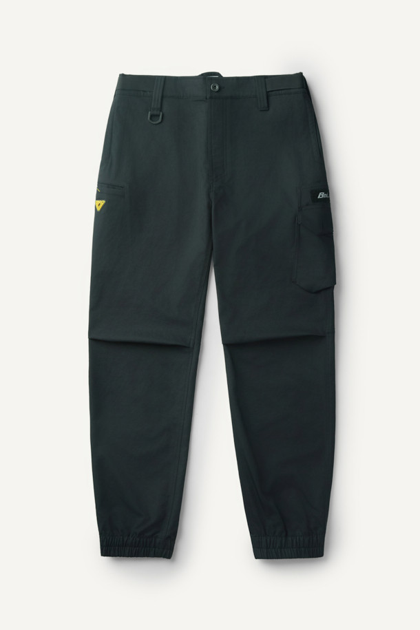 워크 에센셜 조거 팬츠 V3는 워크웨어와 일상 모두에 어울리는 남녀 공용 조거 팬츠입니다. 블랙 컬러의 무지 디자인으로, 스포티하면서도 캐주얼한 스타일을 연출합니다. 폴리에스테르 소재로 제작되어 부드러운 촉감을 제공하며, 사계절 내내 착용 가능합니다. YKK 지퍼, 7개의 포켓, 무릎 턱 디테일, D링 벨트고리가 특징이며, 파우치 호환이 가능하여 실용성을 더했습니다. 흡습, 속건, 신축성 기능으로 편안한 착용감을 선사합니다.
