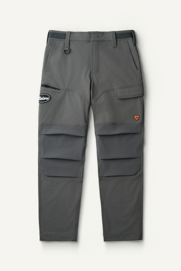 워크 시그니쳐' (Work Signature) 팬츠 V2 (화섬)는 남성용 컴포트핏 워크웨어 팬츠입니다. 나일론과 스판덱스 혼방 소재로 제작되어 사계절 내내 착용 가능하며, 작업용과 일상 모두 활용할 수 있습니다. 그레이 컬러의 무지 디자인이며, 편안한 착용감과 내구성을 제공합니다. 무릎 패드 탈부착 기능, 6개 포켓, 볼디스트 파우치 호환, 3줄 스티치 마감, YKK 스냅 및 지퍼를 사용하여 실용성을 더했습니다. 출근룩과 워크샵룩, 미니멀 및 캐주얼 스타일을 선호하는 분들께 추천합니다.
