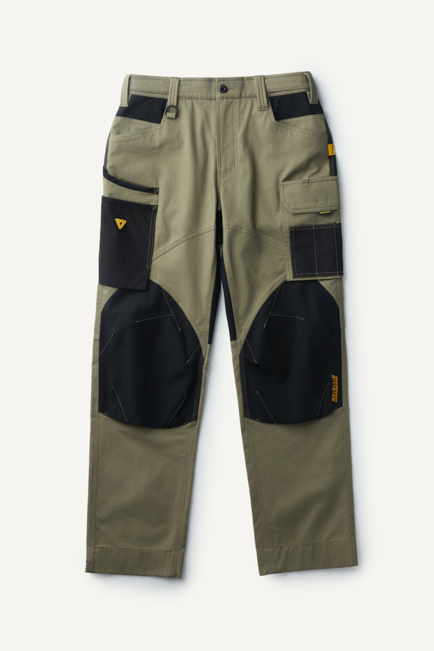 크래프트맨 팬츠 V4는 워크웨어와 일상, 출근룩과 워크샵룩에 모두 어울리는 남성용 워크팬츠입니다. 카키와 블랙 두 가지 색상으로 제공되며, 스포티하면서도 밀리터리 무드를 연출합니다. 면혼방, 나일론, 코듀라 소재를 사용하여 사계절 착용 가능하며, 두꺼운 두께감과 뻣뻣한 촉감이 특징입니다. 컴포트핏으로 편안함을 제공하며, 발수, 신축성, 내구성을 갖춰 활동성을 높였습니다. YKK 스냅/지퍼, 12개 포켓 시스템, 인체공학적 패턴, 코듀라 500D 원단 덧댐, 밑단 너비 조절 기능까지 갖춘 완성도 높은 팬츠입니다.
