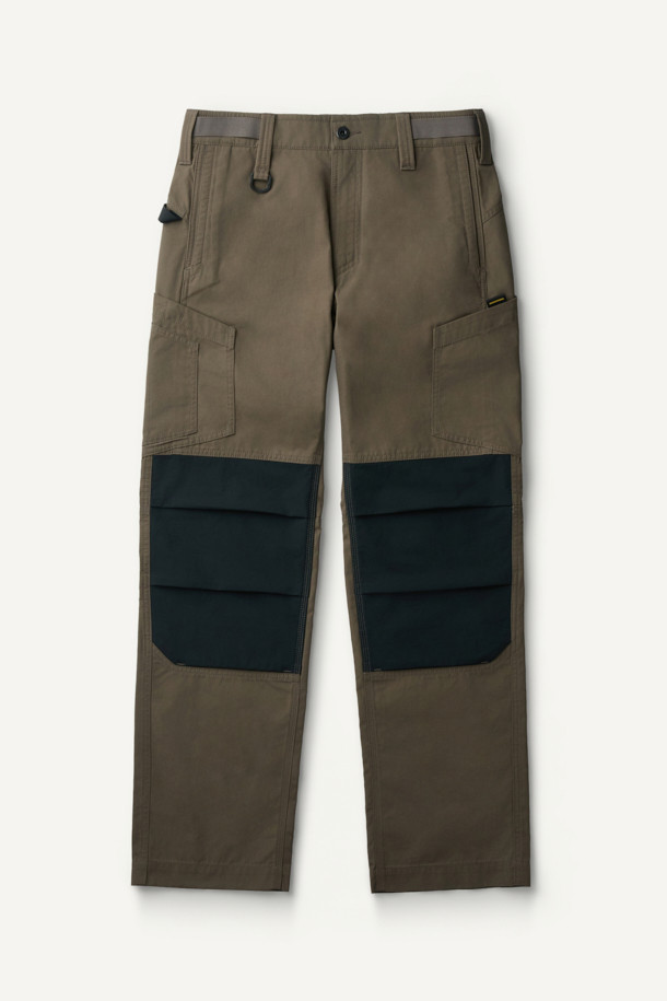 라이트워크 일렉트릭션 팬츠는 남성용 워크웨어 스타일의 긴바지로, 봄, 여름, 가을 계절에 적합합니다. 카키와 블랙 두 가지 색상으로 출시되었으며, 컴포트핏으로 편안한 착용감을 제공합니다. 내구성이 뛰어나고 스트레치 기능이 있으며, 총 8개의 수납 포켓을 갖춰 실용성을 높였습니다. 무릎 패드 탈부착이 가능하며, YKK 지퍼와 벨트고리 D링을 적용하여 편의성을 더했습니다. 작업용, 일상, 출근룩, 워크샵룩, 캠핑룩 등 다양한 TPO에 맞춰 캐주얼, 미니멀 스타일로 연출할 수 있습니다.
