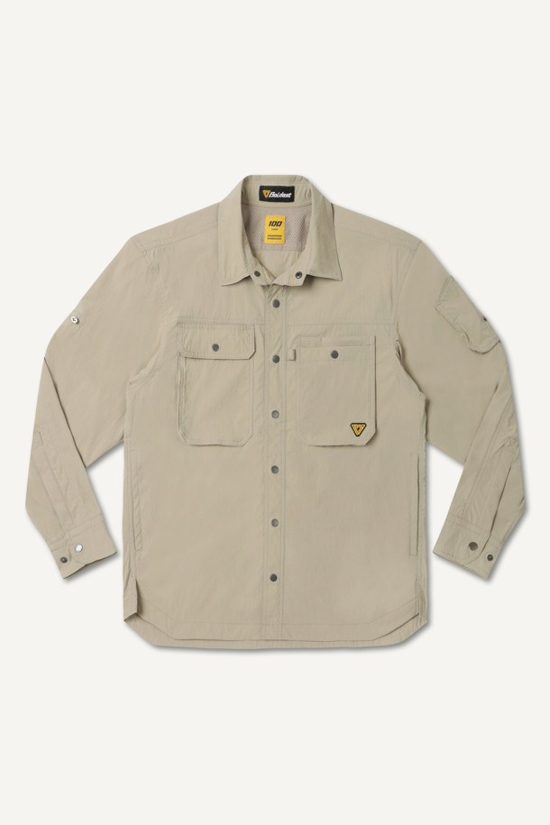 라이트워크 코듀라 셔켓은 워크웨어와 일상 모두 소화 가능한 남녀 공용 셔켓입니다. 베이지 색상으로 출시되었으며, 봄, 가을, 겨울 세 계절 모두 활용 가능합니다. 얇은 두께감에 코듀라, 나일론, 스판덱스 혼방 소재를 사용하여 방수, 신축성, 내구성, 내마모성까지 갖췄습니다. 컴포트핏 레귤러 기장으로 편안한 착용감을 제공하며, 8개의 포켓 시스템과 소매 롤업 기능, 금속 스냅 버튼, 볼펜 홀더, 다용도 고리 등 실용적인 디테일이 돋보입니다. 캐주얼, 워크웨어, 미니멀 스타일을 즐겨 입는 분들께 추천합니다.
