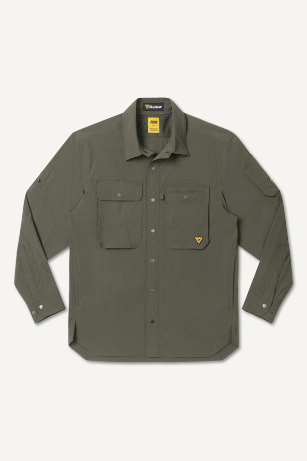 라이트워크 코듀라 셔켓은 봄, 가을, 겨울 세 계절 모두 활용 가능한 공용 셔켓입니다. 캐주얼, 스포티, 워크웨어 스타일을 아우르는 디자인으로, 일상, 워크, 출근룩, 워크샵룩, 가을 나들이룩 등 다양한 TPO에 적합합니다. 방수, 발수 기능을 갖춘 코듀라, 나일론, 스판덱스 혼방 소재로 제작되어 활동성과 편안함을 제공하며, 컴포트핏으로 편안한 착용감을 선사합니다. 카키, 올리브 두 가지 색상으로 출시되었으며, 얇은 두께감과 긴 소매 기장이 특징입니다. 8개의 수납 포켓, 소매 롤업 기능, 금속 스냅 버튼, 액션 플리츠, 펜 홀더, 다용도 고리 등 실용적인 디테일이 돋보입니다.
