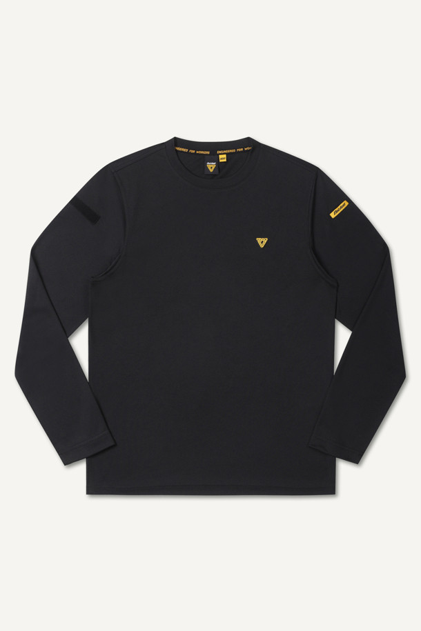 **쿨코어 긴팔 티셔츠**는 워크웨어, 일상, 스포츠 활동에 적합한 남녀 공용 상의입니다. 블랙 색상의 스탠다드핏 긴팔 티셔츠로, 사계절 내내 활용 가능합니다. 얇고 가벼운 쿨코어 소재를 사용하여 냉감, 흡습, 속건 기능을 제공하며, 활동성을 높이는 겨드랑이 패턴과 펜 포켓, 벨크로 시스템이 특징입니다. 또한, 재귀반사 디테일로 안전성을 더하고, 더블 스티치 봉제와 브랜드 로고로 내구성과 디자인을 완성했습니다. 미니멀하고 스포티한 스타일을 연출하며, 출근룩, 워크샵룩, 피트니스룩 등 다양한 TPO에 활용할 수 있습니다.
