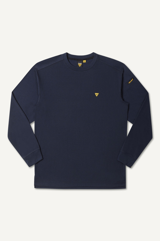 네이비 컬러의 방적사 긴팔 티셔츠입니다. 컴포트 핏으로 제작되어 편안한 착용감을 제공하며, 라운드넥 디자인으로 깔끔한 느낌을 줍니다. 부드러운 촉감의 폴리에스테르 소재로 제작되어 사계절 내내 활용 가능하며, 보온성과 흡습성이 뛰어나 실용적입니다. 펜꽂이 포켓, 밑단 트임, 갈라삼봉 스티치, 브랜드 와펜, 로고 라벨 등의 디테일이 돋보이며, 출근룩이나 워크샵룩, 미니멀, 워크웨어, 클래식 스타일을 즐기는 분들께 추천합니다.
