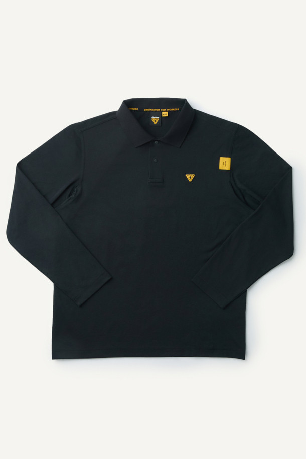 에센셜 폴로 긴팔 티셔츠는 블랙 컬러의 베이직 스타일 폴로 티셔츠입니다. 흡습속건 기능과 신축성을 갖춘 폴리에스테르와 소로나 혼방 소재로 제작되어 편안한 착용감을 제공합니다. 컴포트핏으로 디자인되었으며, 레귤러 기장의 긴소매와 폴로넥이 특징입니다. YKK 스냅 버튼, 겨드랑이 활동 패턴, 더블 스티치 봉제, 펜슬 홀더, 볼디스트 심볼 라벨 등의 디테일이 돋보입니다. 출근룩, 비즈니스 캐주얼, 워크샵룩 등 다양한 TPO에 활용하기 좋은 클래식, 미니멀, 워크웨어 스타일의 제품입니다.
