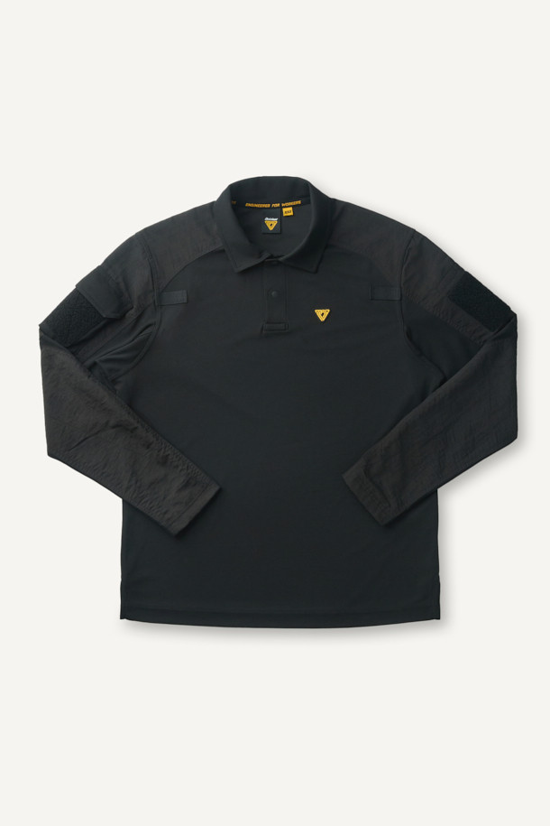 블랙 색상의 택티컬 폴로 긴팔 티셔츠입니다. 일상, 작업용, 출근룩, 여행룩, 워크샵룩 등 다양한 TPO에 적합하며, 캐주얼, 미니멀, 워크웨어 스타일을 연출할 수 있습니다. 나일론과 폴리에스테르 혼방 소재로 제작되어 흡습, 속건, 항균, 통기성, 신축성이 우수합니다. 밀리터리 무드의 스탠다드핏 폴로넥 디자인으로, 양쪽 가슴 펜 홀더, 소매 플랩 포켓, 벨크로 디테일, 사이드 밑단 트임, YKK 스냅 버튼, 벨크로 시스템 등 실용적인 특징을 갖추었습니다. 긴소매 기장의 무지 디자인으로, 레귤러 기장으로 제작되었습니다.
