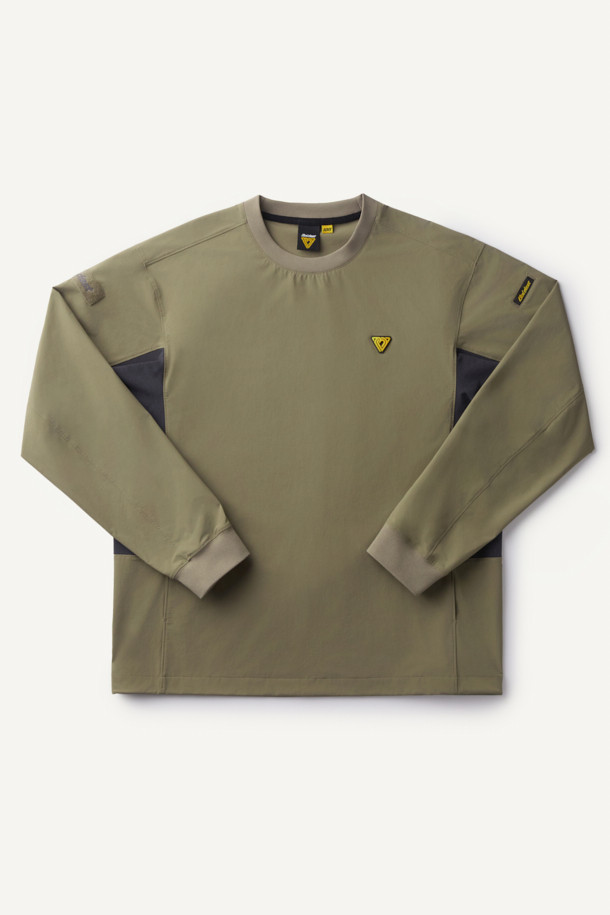 액티브 우븐 스트레치 스웻셔츠 V3는 활동적인 일상과 스포츠 활동에 적합한 공용 스웻셔츠입니다. 카키와 네이비 두 가지 색상으로 출시되었으며, 봄, 가을에 착용하기 좋습니다. 얇고 부드러운 나일론 소재로 제작되어 뛰어난 착용감을 선사하며, 4방향 스트레치 기능으로 활동성을 높였습니다. DWR 발수 가공 처리로 생활 방수가 가능하며, 땀을 빠르게 흡수하고 건조시키는 속건 기능으로 쾌적함을 유지합니다. 산책, 여행, 피트니스룩 등 다양한 TPO에 스포티, 캐주얼, 미니멀 스타일로 활용할 수 있습니다. 양 사이드 포켓과 펜 포켓이 있으며, 와펜 및 로고 패치 탈부착이 가능하여 실용성을 더했습니다.
