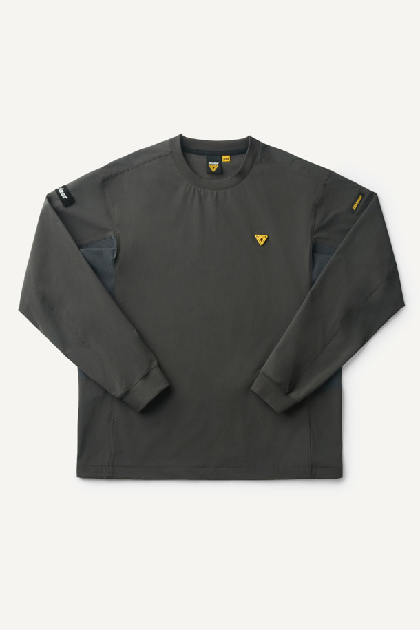 액티브 우븐 스트레치 스웻셔츠 V3는 스포츠 활동과 일상에서 모두 활용 가능한 스포티하고 캐주얼한 스타일의 상의입니다. 봄, 가을에 적합하며, 4WAY 스트레치 기능과 나일론 소재를 사용하여 활동성을 높였습니다. 생활 방수 기능과 DWR 발수 가공으로 갑작스러운 날씨 변화에도 대응할 수 있으며, 통기성과 속건 기능도 갖춰 쾌적함을 유지합니다. 컴포트핏 라운드넥 디자인에 무지 패턴, 긴 소매 기장이 특징이며, 벨크로 시스템, 양사이드 포켓, 펜 포켓을 더해 실용성을 더했습니다. 산책, 피트니스, 여행 등 다양한 TPO(Time, Place, Occasion)에 매치하여 미니멀한 스타일을 연출할 수 있습니다.
