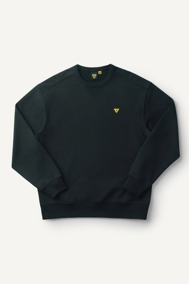 ONELIFE(원라이프) 직업군 그래픽 스웻셔츠는 캐주얼, 스트릿, 미니멀 스타일을 아우르는 공용 스웻셔츠입니다. 블랙 컬러에 봄, 가을, 겨울 모두 착용 가능한 두꺼운 두께감으로 제작되었습니다. 면과 폴리에스터 혼방 소재로 제작되어 부드러운 촉감을 선사하며, 컴포트 핏으로 편안한 착용감을 제공합니다. ONELIFE 콜라보레이션으로 탄생한 직업군 그래픽 디자인과 넥라인 삼각 인서트, 볼디스트 삼각 심볼이 특징입니다. 라운드넥과 긴소매 디자인으로 다양한 스타일 연출에 용이합니다.
