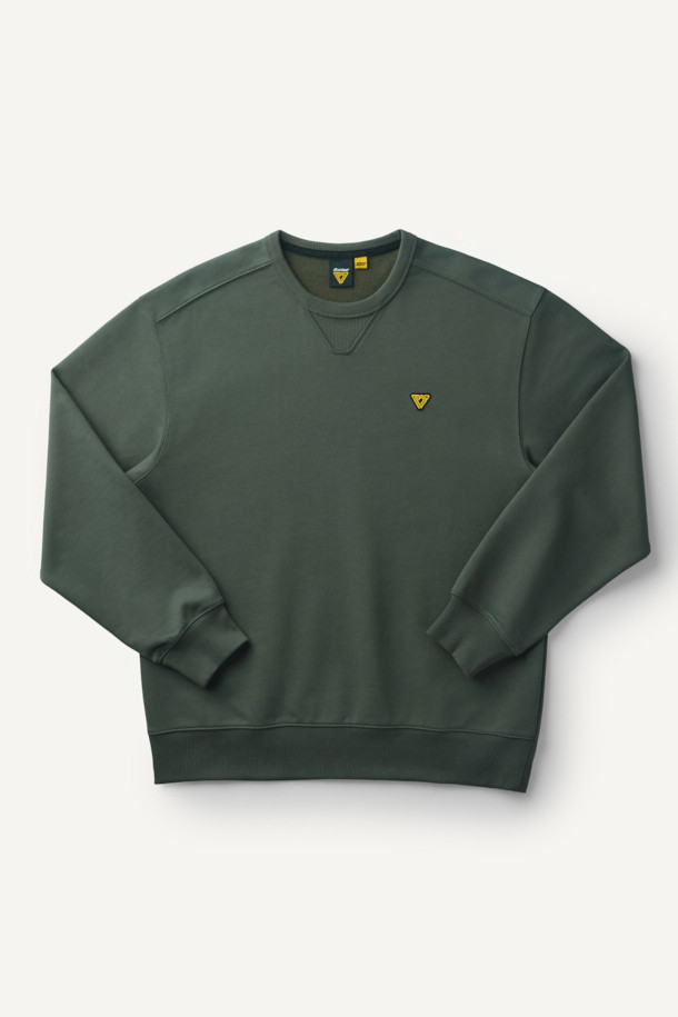 ONELIFE (오네이프) 직업군 그래픽 스웻셔츠는 남녀 모두 착용 가능한 캐주얼, 스트릿 스타일의 상의입니다. 가을, 겨울 시즌에 어울리는 두꺼운 두께감의 면, 폴리에스터 혼방 소재로 제작되었으며, 부드러운 촉감을 선사합니다. 카키, 그린 두 가지 색상으로 제공되며, ONELIFE 콜라보레이션으로 탄생한 직업군 그래픽 디자인과 볼디스트 삼각 심볼, 넥라인 삼각 인서트 디테일이 특징입니다. 컴포트핏 라운드넥 디자인으로 일상, 캠핑룩 등 다양한 TPO에 활용 가능합니다. 긴 소매 기장의 스웻셔츠로 편안하면서도 개성 있는 스타일을 연출해보세요.
