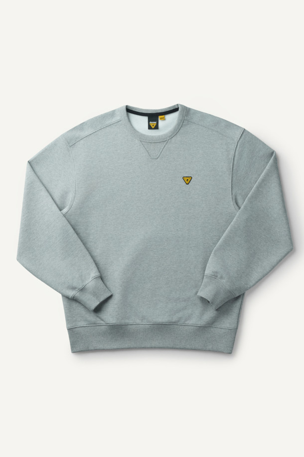 ONELIFE(원라이프) 직업군 그래픽 스웻셔츠는 캐주얼, 스트리트, 미니멀 스타일을 아우르는 공용 스웻셔츠입니다. 부드러운 면과 폴리에스터 혼방 소재로 제작되어 봄, 가을, 겨울 모두 착용 가능하며, 두꺼운 두께감으로 보온성을 더했습니다. 컴포트 핏의 레귤러 기장으로 편안한 착용감을 제공하며, 라운드넥과 긴 소매 디자인이 특징입니다. ONELIFE 콜라보레이션으로 제작된 직업군 그래픽 디자인과 볼디스트 삼각 심볼, 넥라인 삼각 인서트가 돋보이는 유니크한 스타일을 연출합니다. 컬러는 어디든 매치하기 쉬운 그레이 색상입니다.
