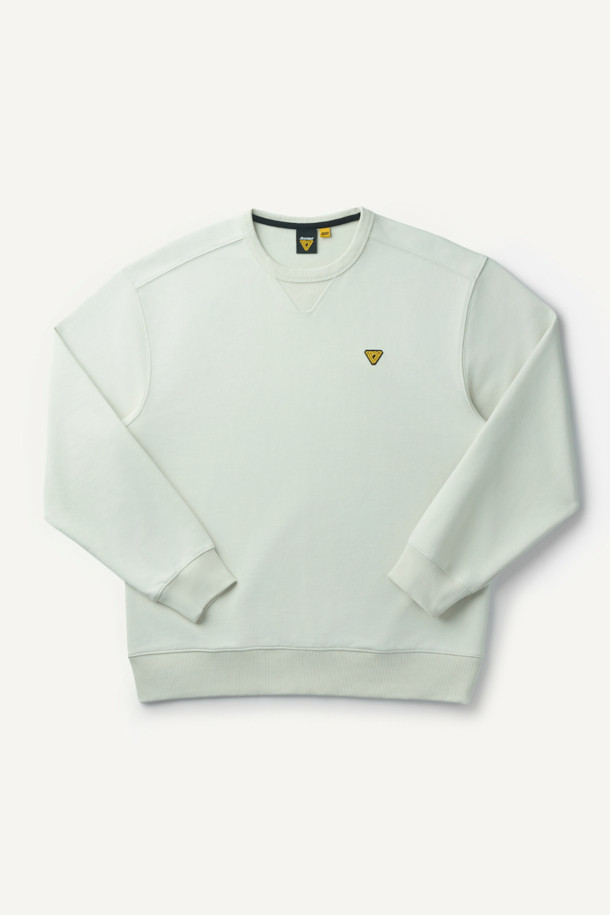 ONELIFE(원라이프) 직업군 그래픽 스웻셔츠는 캐주얼, 스트리트, 미니멀 스타일을 추구하는 당신을 위한 아이템입니다. 봄, 가을, 겨울 모두 착용 가능하며, 일상 및 캠핑룩에 활용하기 좋습니다. 면과 폴리에스터 혼방의 부드러운 촉감과 두꺼운 두께감으로 편안함을 선사합니다. ONELIFE 콜라보레이션으로 제작되었으며, 직업군 그래픽과 볼디스트 삼각 심볼, 넥 라인의 삼각 인서트 디자인이 특징입니다. 라운드넥, 긴 소매, 컴포트 핏으로 제작되었으며, 화이트, 레드 두 가지 색상으로 만나볼 수 있습니다.
