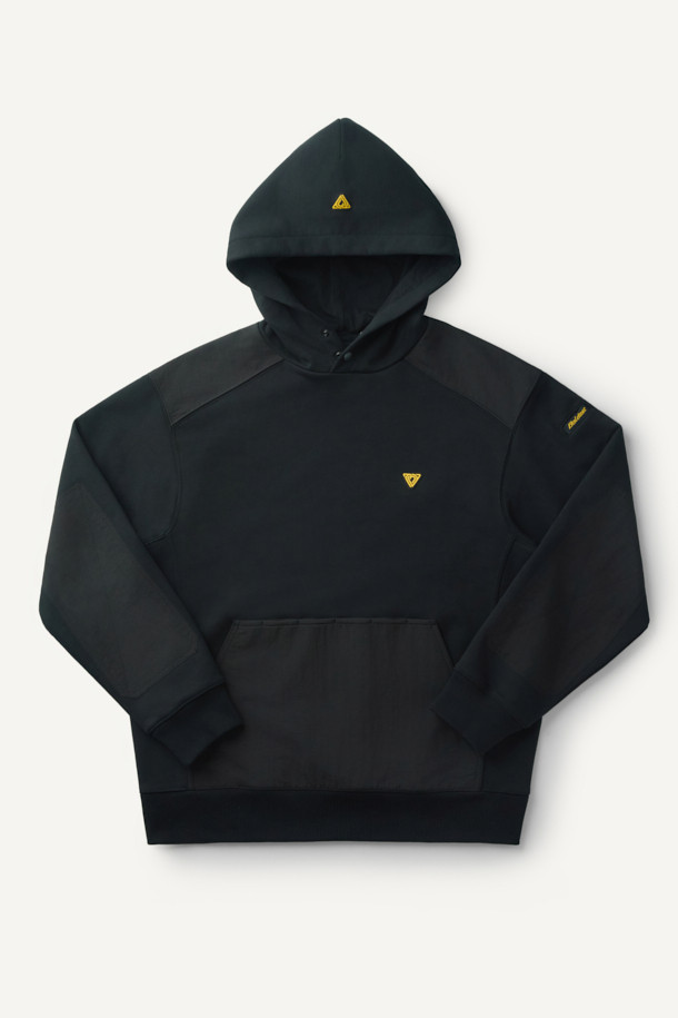 블랙 컬러의 워크 후드 스웻셔츠입니다. 면, 폴리에스터, 나일론 혼방의 두꺼운 소재로 제작되어 봄, 가을, 겨울 착용에 적합하며, 일상과 워킹 시 활용하기 좋습니다. 컴포트핏으로 편안한 착용감을 제공하며, 후드 디자인과 금속 스냅, 4구 펜 포켓, 캥거루 포켓, 소매 펜꽂이 포켓, 볼디스트 심볼 라벨 등의 특징을 갖추었습니다. 캐주얼, 미니멀, 워크웨어 스타일을 즐기는 분들께 출근룩과 캠핑룩으로 추천합니다. 무지 디자인으로 어떤 스타일에도 쉽게 매치할 수 있습니다.
