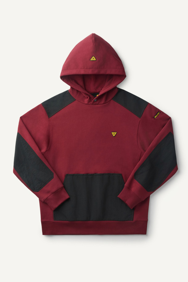 **워크 후드 스웻셔츠**는 일상과 워킹에 모두 활용 가능한 상의입니다. 버건디와 블랙 두 가지 색상으로 출시되었으며, 스포티하면서도 캐주얼한 스타일을 연출합니다. 컴포트핏으로 편안한 착용감을 제공하며, 면, 폴리에스터, 나일론 혼방 소재로 제작되어 부드러운 촉감을 자랑합니다. 금속 스냅 후드, 4구 펜포켓, 캥거루 포켓, 소매 펜꽂이 포켓 등 실용적인 디테일이 돋보이며, 볼디스트 심볼 라벨로 포인트를 더했습니다. 출근룩과 산책룩, 워크웨어 스타일을 즐겨 입는 분들께 추천합니다.
