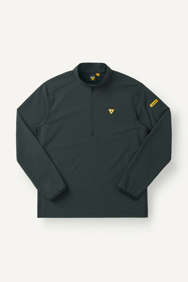 겨울철 따뜻함을 책임질 윈터 반집업 긴팔 티셔츠(코듀라)입니다. 코듀라, 스판덱스, 플리스 소재 혼방으로 뛰어난 내구성과 신축성, 부드러운 촉감과 보온성을 제공합니다. 안감은 플리스로 마감하여 한겨울에도 쾌적하게 착용 가능하며, 스포티하면서도 베이직한 디자인으로 일상, 워킹, 여행 등 다양한 TPO에 활용하기 좋습니다. YKK 지퍼, 지퍼 하단 쉘터 보강, 왼쪽 소매 펜꽂이 포켓, 양쪽 사이드 스트레치 배색, 소매단 접밴드 등 디테일한 디자인이 돋보입니다. 다크 그린 색상의 무지 패턴으로 미니멀하고 캐주얼한 스타일을 연출해보세요.
