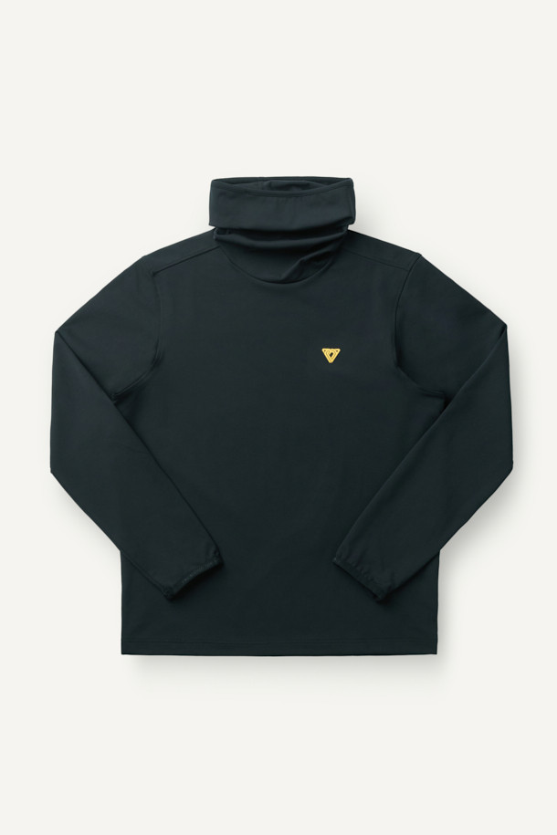 **윈터 기모 터틀넥 긴팔 티셔츠**는 겨울철 추위에도 따뜻함과 스타일을 동시에 잡을 수 있는 아이템입니다. 부드러운 기모 안감과 보온 기능을 갖춰 쌀쌀한 날씨에도 쾌적하게 착용 가능합니다. 데일리룩, 피트니스룩, 러닝룩 등 다양한 TPO에 활용할 수 있으며, 스포티, 미니멀, 캐주얼 스타일을 연출하기 좋습니다. 신축성이 우수한 폴리에스테르, 스판덱스 혼방 소재로 활동성을 높였으며, 손목 밴드 처리와 겨드랑이 액션 분량(거싯) 디테일로 편안한 착용감을 제공합니다. 블랙 색상에 무지 디자인으로 어떤 옷에도 쉽게 매치할 수 있으며, 귀걸이용 고리가 있어 편리합니다.
