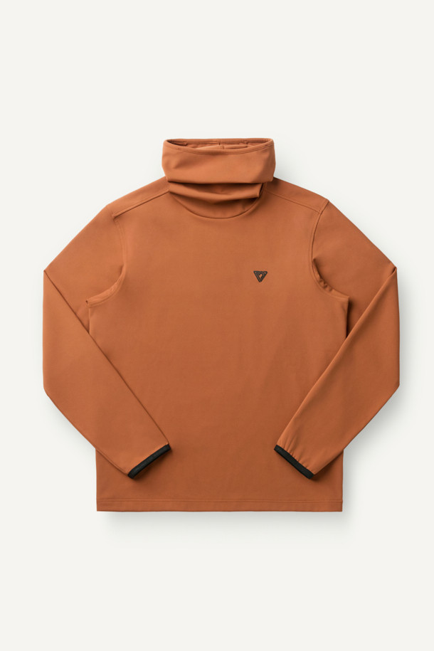 보온성과 활동성을 갖춘 윈터 기모 터틀넥 긴팔 티셔츠입니다. 부드러운 촉감의 폴리에스테르, 스판덱스 혼방 소재에 기모 안감을 더해 한겨울에도 따뜻하게 착용 가능합니다. 베이직 스타일의 무지 디자인으로 다양한 겨울 데일리룩과 스포츠 활동에 활용하기 좋습니다. 테크핏 핏과 긴소매, 터틀넥 디자인으로 보온성을 높였으며, 손목 밴드와 겨드랑이 액션 분량(거싯)으로 활동성을 더했습니다. 귀걸이용 고리 장착과 로고 전사가 돋보이는 미니멀, 캐주얼, 스포티 스타일의 티셔츠입니다.
