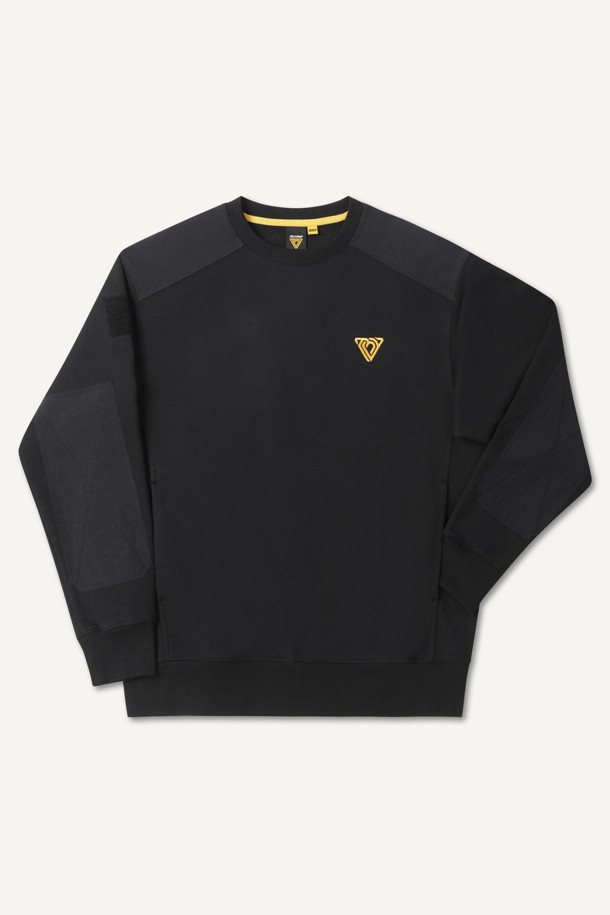 시그니처 스웻셔츠 V4는 워크 및 일상생활에서 활용하기 좋은 공용 스웻셔츠입니다. 봄, 가을, 겨울 계절에 적합하며, 스포티하고 베이직한 스타일을 연출합니다. 면, 폴리에스터, 나일론 혼방의 두꺼운 소재로 제작되어 부드러운 촉감과 흡습, 보온, 내구성을 갖췄습니다. 라운드넥에 컴포트핏의 레귤러 기장으로 제작되었으며, 가슴 자수 로고와 앞주머니 2개, 어깨/팔꿈치 보강, 벨크로 시스템, 뒷목 행거루프 등의 디테일이 돋보입니다. 출근룩이나 겨울 데일리룩으로 캐주얼하게 코디하기 좋습니다.
