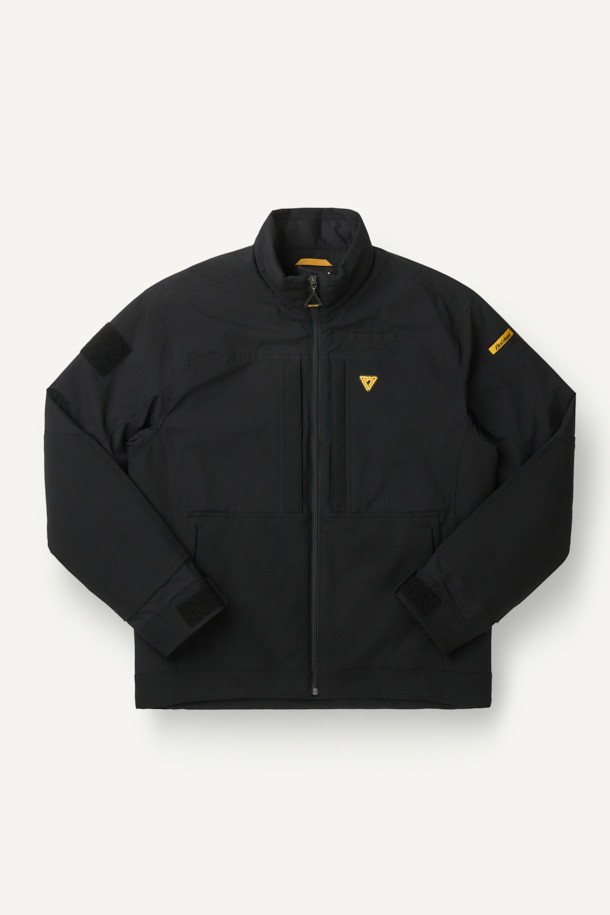 워크 경량 패딩은 캐주얼하고 스포티한 스타일의 겨울용 아우터입니다. 블랙 색상의 무지 디자인으로, 출근룩과 여행룩에 모두 활용하기 좋습니다. 나일론 소재로 제작되어 가볍고 부드러운 촉감을 선사하며, 두꺼운 두께감으로 뛰어난 보온성을 제공합니다. 생활 방수 기능과 투습 기능으로 쾌적함을 유지하며, 지퍼와 스냅으로 여밀 수 있습니다. 6개의 포켓과 스토퍼 디테일로 실용성을 더한 스탠다드핏 긴소매 패딩입니다.
