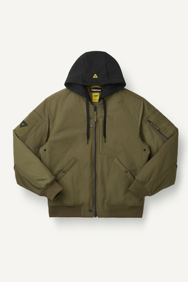 워크 MA-1 패딩 파카 V4는 일상과 워크웨어 스타일을 아우르는 남녀 공용 아우터입니다. 카키와 올리브 두 가지 색상으로 출시되었으며, 가을과 겨울에 따뜻하게 입을 수 있도록 두꺼운 두께감의 폴리에스테르 소재로 제작되었습니다. 컴포트핏으로 편안한 착용감을 제공하며, YKK 2WAY 지퍼, 13개 포켓, 후드 탈부착, 벨크로 시스템, 시보리 디테일, 아일렛 통기성 등 다양한 디테일이 돋보입니다. 생활방수, 방풍, 보온, 통기성 기능으로 실용성을 높였으며, 출근룩, 워크웨어, 스트리트, 미니멀 스타일을 즐겨 입는 분들께 추천합니다.
