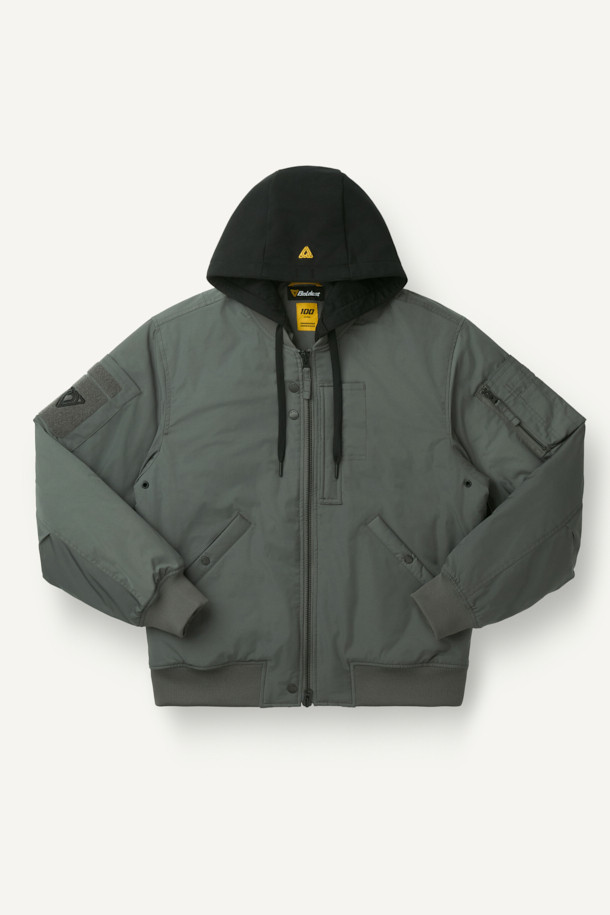 워크 MA-1 패딩 파카 V4는 일상과 워크웨어 스타일을 아우르는 남녀 공용 아우터입니다. 두꺼운 두께감의 폴리에스테르 소재에 안감은 패딩 처리하여 가을, 겨울철 뛰어난 보온성을 제공하며 일상적인 활동은 물론 출근룩으로도 활용 가능합니다. 밀리터리, 스포티 무드를 동시에 느낄 수 있으며, 무지 디자인에 후드 탈부착, YKK 2WAY 지퍼, 13개 포켓 시스템, 벨크로, 시보리, 아일렛 등 다양한 디테일이 돋보입니다. 생활 방수, 방풍 기능으로 외부 환경으로부터 보호하며, 컴포트핏 레귤러 기장으로 편안한 착용감을 선사합니다.
