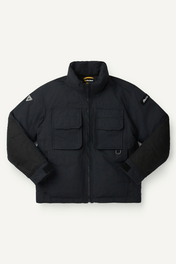 아라미드 쉴드 프리마로프트 워크 패딩 V2는 남성용 겨울 패딩으로, 워크웨어 및 작업복으로 활용하기 좋습니다. 밀리터리 스타일과 스포티한 무드를 동시에 느낄 수 있으며, 무지 패턴의 블랙 컬러로 디자인되었습니다. 뛰어난 보온성과 내구성을 자랑하며, 발수 및 제전 기능을 갖춰 기능성을 높였습니다. PRIMALOFT® SILVER 충전재, 알루미늄 히팅 안감, 9개의 포켓 시스템, D링 고리, 밑단 스트링 조절, 벨크로 시스템 등 다양한 디테일이 돋보입니다. 출근룩, 캠핑룩, 등산룩 등 다양한 TPO에 스포티, 워크웨어, 미니멀 스타일로 활용 가능합니다.
