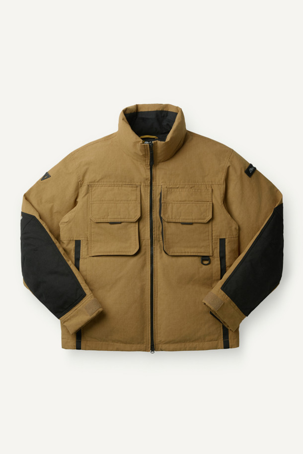 아라미드 쉴드 프리마로프트 워크 패딩 V2는 워크웨어와 일상, 스포티한 스타일을 아우르는 남녀 공용 겨울 아우터입니다. 베이지와 블랙 두 가지 색상으로 출시되었으며, 튼튼한 내구성과 보온성을 위해 아라미드, 코듀라, 프리마로프트 소재를 사용했습니다. 9개의 수납 포켓, D링 고리, 밑단 스트링 조절, 벨크로 시스템, 알루미늄 히팅 안감 등의 디테일이 돋보입니다. 발수 및 내열 기능으로 쾌적함을 더하며, 출근룩, 여행룩, 캠핑룩 등 다양한 TPO에 활용 가능합니다.
