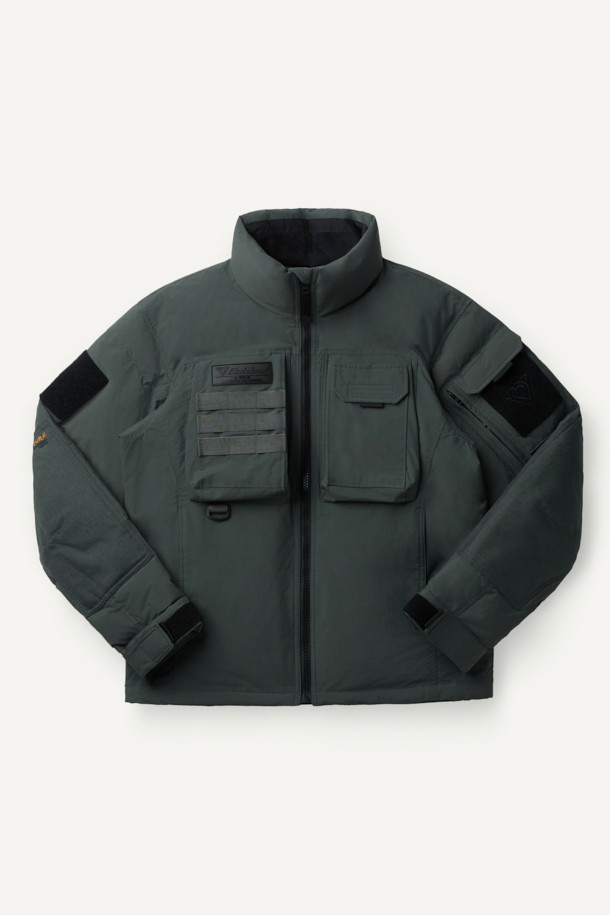 헤비듀티 퍼텍스 프리마로프트 워크 패딩 V3는 겨울철 워크웨어와 아웃도어 활동에 적합한 남성용 패딩입니다. 밀리터리 스타일의 무지 디자인으로, 그린 컬러를 제공합니다. 방수, 투습, 보온, 발수 기능을 갖춘 PERTEX® SHIELD 원단과 PRIMALOFT® SILVER 충전재를 사용하여 뛰어난 기능성을 자랑합니다. 팔꿈치 부분은 코듀라 1000D 원단으로 보강되었으며, 알루미늄 히팅 안감, 9개의 포켓, 몰리 시스템 적용으로 수납력과 활동성을 높였습니다. 스탠다드 핏에 지퍼형 여밈 방식으로 편안하게 착용 가능하며, 캠핑, 등산, 여행 등 다양한 TPO에 고프코어 및 워크웨어 스타일을 연출할 수 있습니다.
