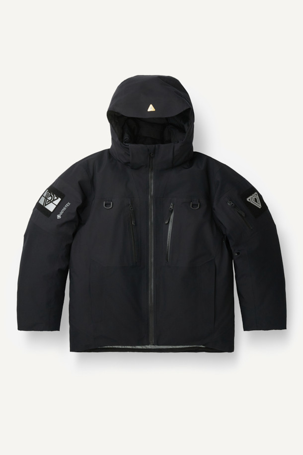 고어텍스 구스 다운 V2는 겨울철 하이킹, 일상, 워킹 등 다양한 활동에 적합한 남녀 공용 아우터입니다. 블랙 색상의 무지 디자인으로 스포티하고 미니멀한 스타일을 연출하며, 레귤러핏과 레귤러 기장으로 편안한 착용감을 제공합니다. 방수, 보온, 발수 기능과 7개의 포켓, 후드 탈부착, 알루미늄 히팅 안감, 내구성 등 뛰어난 기능성을 갖춰 캠핑룩, 등산룩, 출근룩 등 어떤 TPO에도 잘 어울립니다. 고어텍스 소재와 구스 다운 충전재를 사용하여 두꺼운 두께감으로 따뜻함을 극대화했으며, 긴 소매 기장과 지퍼, 스냅 여밈으로 외부의 찬 공기를 효과적으로 차단합니다.
