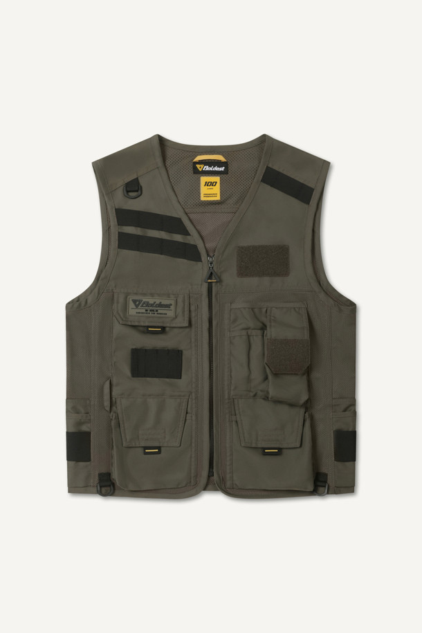 일렉트릭션 베스트는 작업용 또는 일상생활에서 활용 가능한 남성용 베스트입니다. 카키와 블랙 두 가지 색상으로 제공되며, 봄, 여름, 가을 계절에 착용하기 좋습니다. 워크웨어 스타일의 레귤러핏으로 디자인되었으며, 브이넥과 민소매 디자인이 특징입니다. 두꺼운 두께의 도비/메쉬 혼방 소재로 제작되어 뻣뻣한 촉감을 제공하며, 통기성과 수납 기능을 갖췄습니다. 총 12개의 포켓, YKK 스냅/지퍼, 다용도 몰리 시스템, D링 3개, 내구성 강화, 전기공 전용 디자인 등 다양한 특징을 갖춘 실용적인 아이템입니다.
