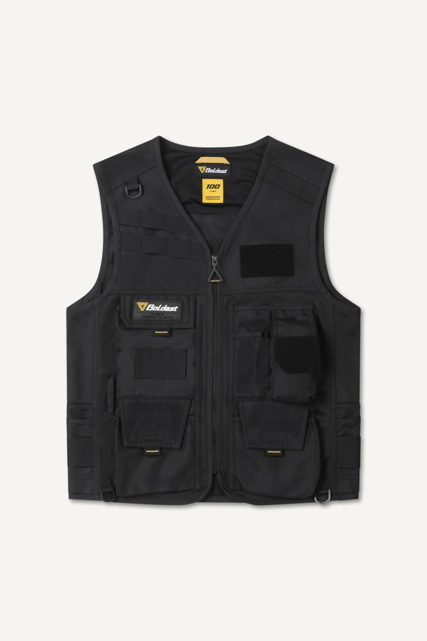 일렉트릭션 베스트는 남성용 워크웨어 스타일의 작업 조끼입니다. 두껍고 뻣뻣한 도비 및 메쉬 소재로 제작되었으며, 사계절 착용이 가능합니다. 총 12개의 포켓과 다용도 몰리 시스템, YKK 스냅/지퍼, D링 3개가 있어 뛰어난 수납력과 실용성을 제공합니다. 전기공 전용 디자인으로 제작되었으며, 브이넥, 레귤러핏, 민소매 디자인이 특징입니다. 출근룩과 워크샵룩, 캐주얼, 미니멀 스타일 연출에 적합하며, 내구성이 뛰어나 작업 환경에서 쾌적함과 편리함을 더합니다.
